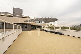One of the many roof terraces of the Aaron Mencer Campus in Vienna.