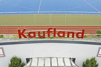 Logo Kaufland przed bieżnią REGUPOL