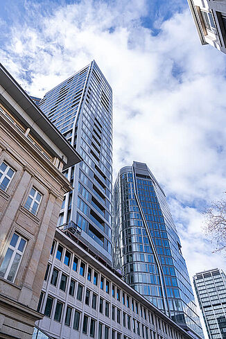 Dwie wieże kompleksu budynków The Four we Frankfurcie.