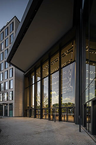 Widok z zewnątrz na parter Varso Tower.