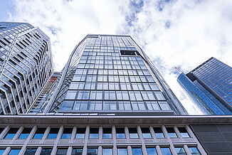 Częściowy widok na szklaną fasadę The Four we Frankfurcie.