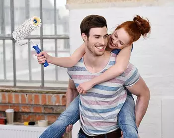 Para remontuje stary budynek.