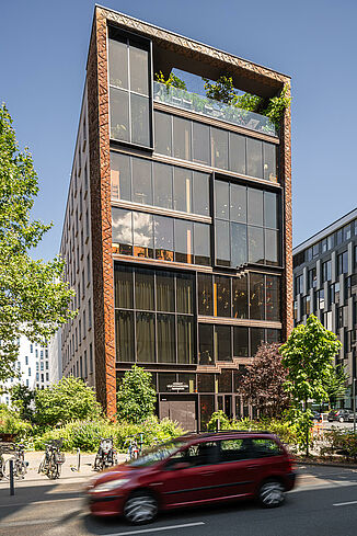 Przeszklony widok z przodu hotelu Lindley Lindenberg we Frankfurcie.