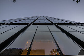 Szklana fasada Varso Tower w Warszawie.