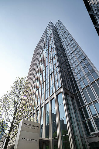 Szklana fasada wielofunkcyjnego wieżowca Marienturm we Frankfurcie.