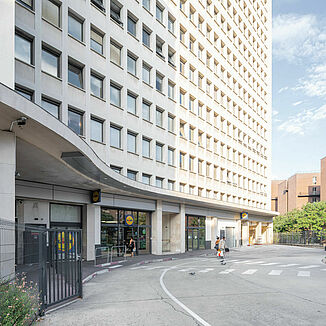 Budynek z Lidlem i mieszkaniami w Paryżu.