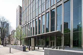 Szklana fasada z wejściem do wielofunkcyjnego wieżowca Marienturm we Frankfurcie.