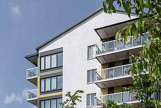 budynek mieszkalny z balkonami