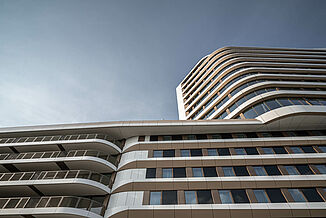 Jasne budynki o zakrzywionych kształtach charakteryzują nową dzielnicę Baumkirchen Mitte w Monachium.