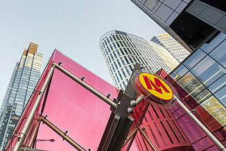 Czerwony szklany dach wejścia do metra w centrum Warszawy.