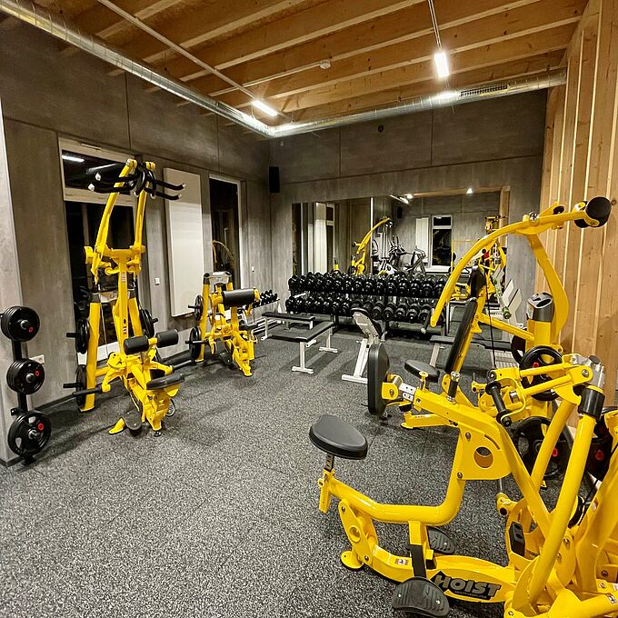 Sala treningowa z podłogą sportową REGUPOL w centrum terapii Rhönfit.