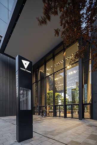 Strefa wejściowa Varso Tower w Warszawie.