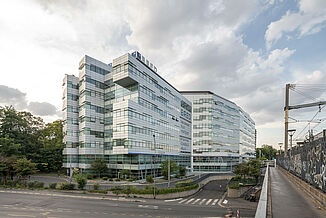 Budynek BRED Bank ze szklaną fasadą został zbudowany bezpośrednio na torach kolejowych w Joinville-le-Pont w Paryżu.