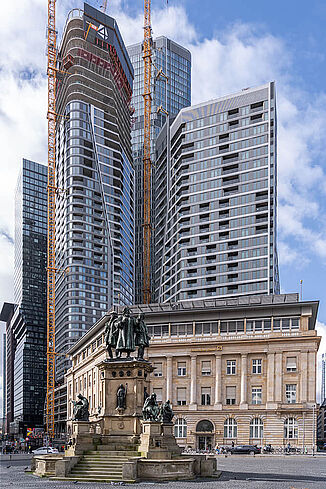 The Four we Frankfurcie z czterema uderzającymi wieżowcami.