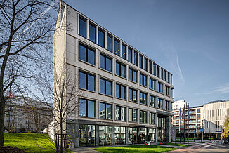 Widok od frontu z wejściem do nowoczesnego biurowca Carpathia na warszawskim Powiślu.