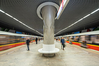 Pociągi przyjeżdżające na stację metra Rondo 1 w Warszawie.