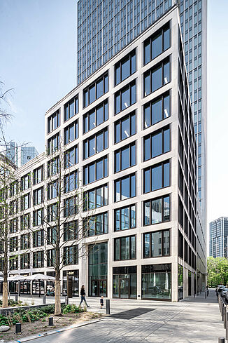 Narożny widok na Marienturm we Frankfurcie, wielofunkcyjny wieżowiec w dzielnicy bankowej.