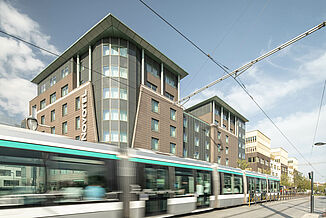 Przejeżdżający tramwaj przed hotelem Novotel w Paryżu.