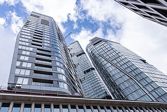 Wieże budynku The Four we Frankfurcie.