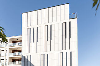 Fasada z balkonami kompleksu mieszkaniowego Piano House w Warszawie.