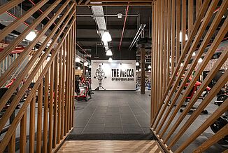 Interior view of Gold's Gym in Jena with REGUPOL sports flooring and fitness equipment.