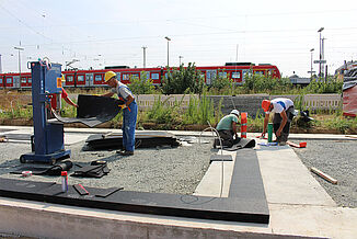 Instalacja systemu ochrony przed drganiami REGUPOL w obszarze rozwoju Quellenpark, który znajduje się bezpośrednio przy infrastrukturze kolejowej w Bad Vilbel.