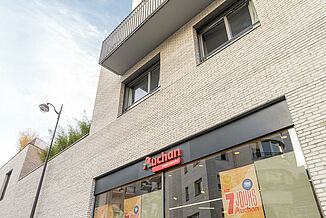 Budynek wielofunkcyjny w Paryżu - supermarket Auchan i mieszkania.