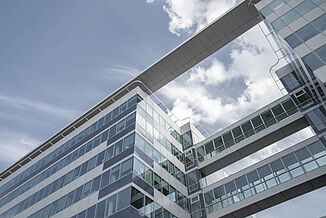 Szklana fasada kompleksu biurowego West Plaza w Colombes.