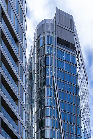 Przeszklona fasada wieżowców The Four we Frankfurcie.