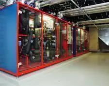 Centrum techniczne w dużym budynku.