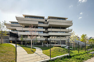 Exterior view of a part of the Aaron Mencer Campus in Vienna with surrounding terraces on several floors.