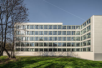 Nowoczesny kompleks biurowy z przeszklonym frontem na warszawskim Powiślu.