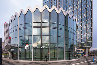 Bank Polski mieści się w wolnostojącym, okrągłym budynku Rotundy w Warszawie.