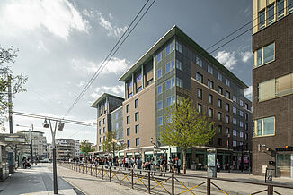 Przystanek tramwajowy przed hotelem Novotel w Paryżu.