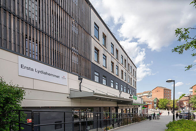 Spokojny dom opieki przy stacji metra