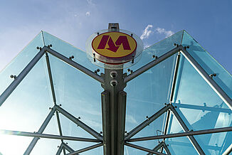 Szklany dach wejścia do metra w Warszawie.