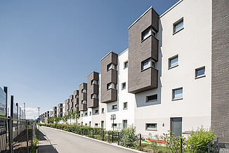 Front dzielnicy mieszkaniowej Quellenpark naprzeciwko torów kolejowych w Bad Vilbel.