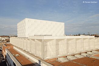 Instalacja techniczna na dachu teatru Volkstheater w Monachium.