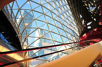 Widok wnętrza dużego szklanego frontu w Palais Quartier we Frankfurcie.