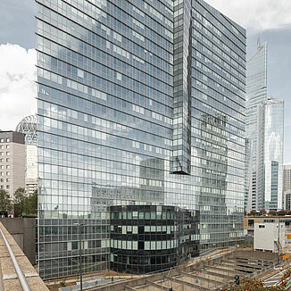 Allianz One Tower w Paryżu z innymi budynkami mieszkalnymi i komercyjnymi w tle.