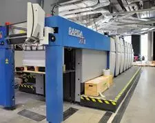 Elastycznie odsprzężona duża maszyna w zakładzie przemysłowym.