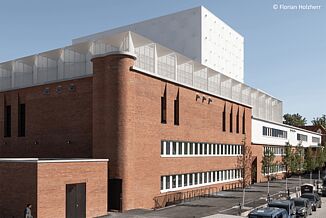 Widok z boku na kompleks budynków Volkstheater Munich.