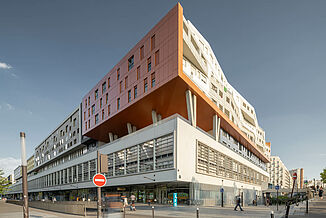 Częściowy widok na budynek wielofunkcyjny Rosa Park, który jest najdłuższym budynkiem w Paryżu o długości 617 metrów.