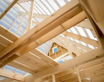 Solidny dom drewniany w konstrukcji szkieletowej.