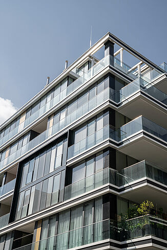 Fasada zewnętrzna z balkonami ambasady w Wiedniu.