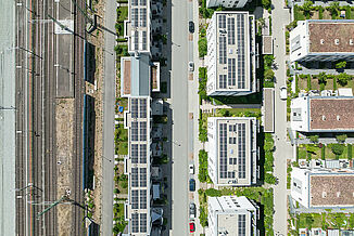 Widok z lotu ptaka na tory kolejowe bezpośrednio przylegające do nowej inwestycji Quellenpark w Bad Vilbel.