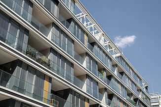 Fasada z balkonami ekskluzywnego kompleksu mieszkalnego The Ambassy w Wiedniu.