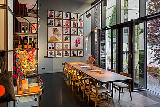 Przestronny i przytulny salon na parterze hotelu Lindley we Frankfurcie do wspólnych działań.