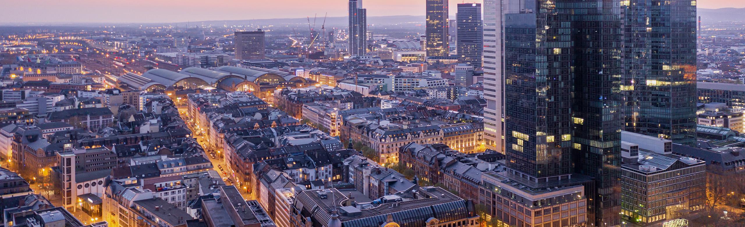 Ujęcie z drona wież i budynków w centrum Frankfurtu.