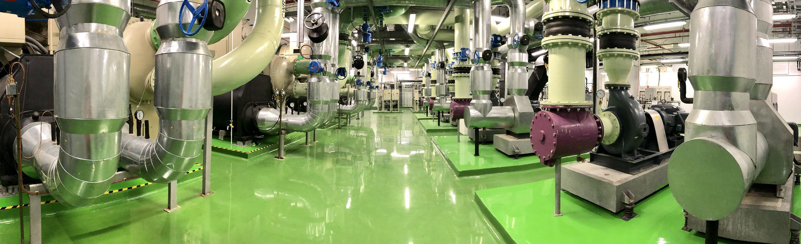 Centrale technique avec machines pour l'approvisionnement en technique du bâtiment dans un complexe de bâtiments.